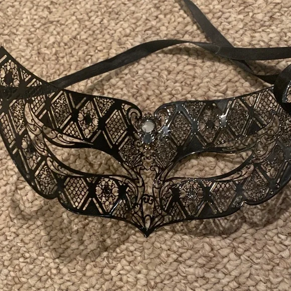 Chic Black Masquerade Mask - Picture 3 of 3